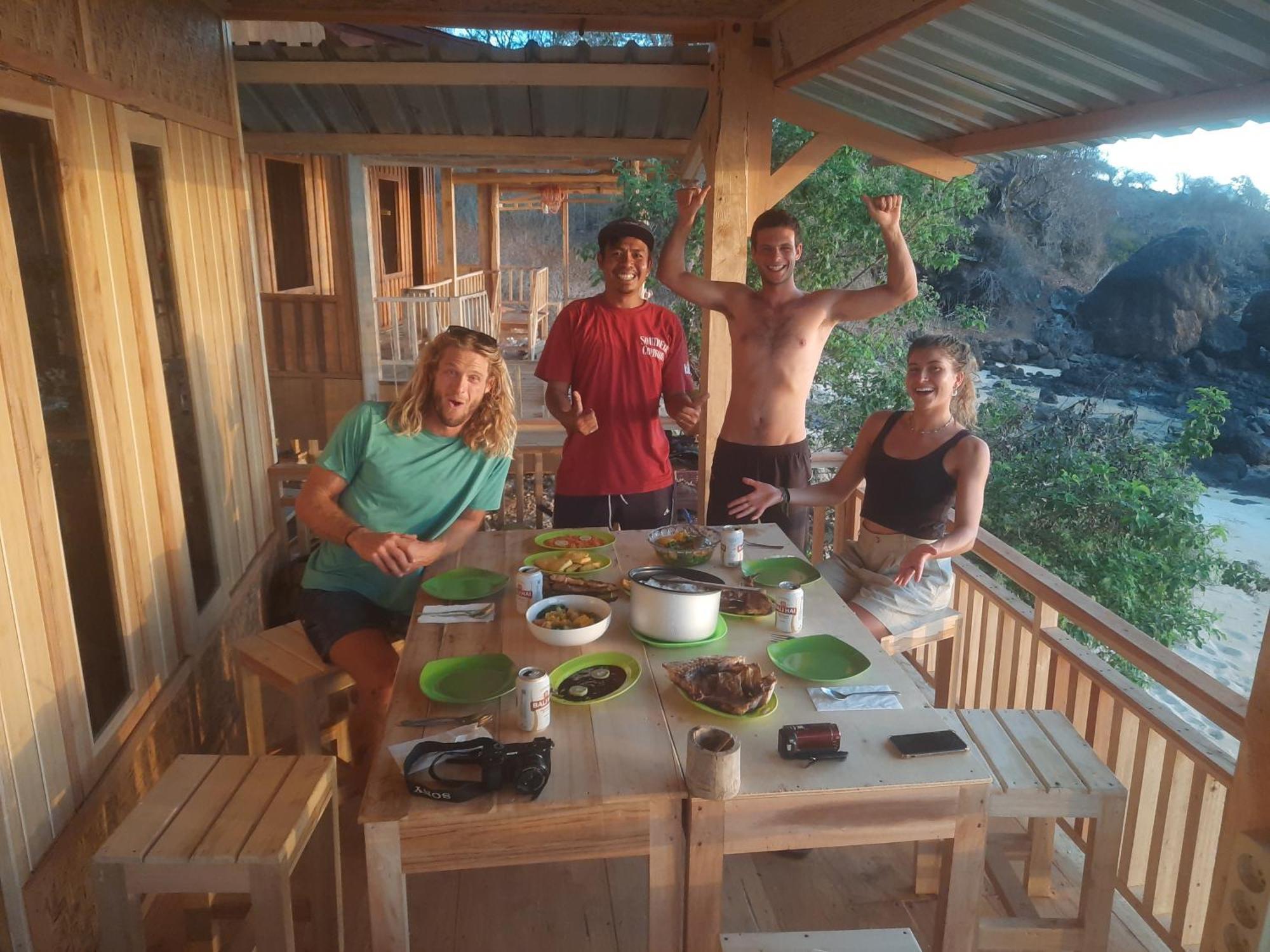 Boneputeh Homestay Taliwang ภายนอก รูปภาพ