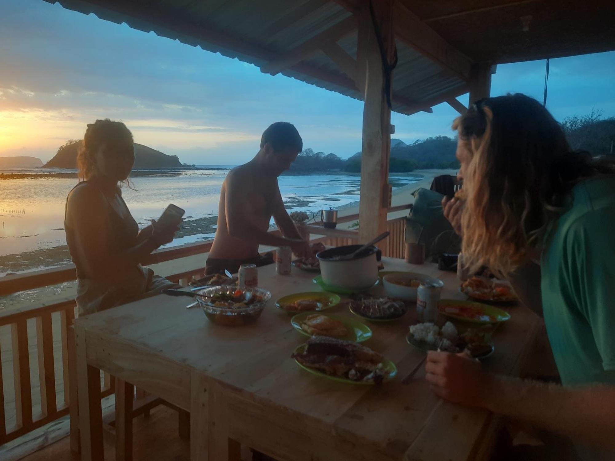 Boneputeh Homestay Taliwang ภายนอก รูปภาพ